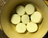 A picture of step 1 of Simmered daikon / Furofuki daikon.