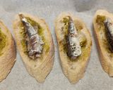 A picture of step 1 of Bruschette di pesto e sardine.