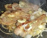 Foto del paso 3 de la receta: Costillas de cerdo a la cebolla en sartén