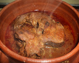 Foto del paso 4 de la receta: Birria de res adobada  con chile frito y jugo de naranja agria las Correa en cazuela de barro