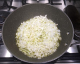 Foto del paso 1 de la receta: Alubias con chirlas y merluza