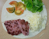 Foto del paso 3 de la receta: Triángulos de hamburguesa con lechuga tomate y queso