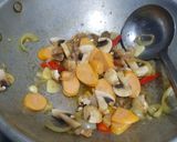 Foto langkah ke 2 dari resep Sawi Sendok Siram Sosis Jamur.