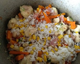 Foto del paso 7 de la receta: Pollo salteado con panceta, verduras y arroz