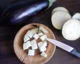 Foto del paso 1 de la receta: Salteado de berenjena y cebolla