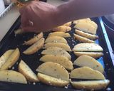 Foto langkah ke 2 dari resep Baked potato wedges.