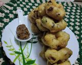 A picture of step 8 of Onion vada with ginger garlic chutney.