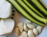Foto del paso 1 de la receta: Conejo guisado al ajillo con calabacín