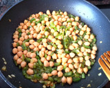 Foto del paso 3 de la receta: Ensalada con migas de bacalao y garbanzos