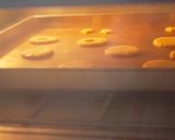 Foto langkah ke 5 dari resep Strawberry & Kecombrang Cookie Sandwich.