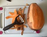 Édesburgonya sült lila hagymával recept fázis 1 fotója