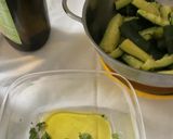 Foto del passaggio 5 della ricetta Zucchine marinate al basilico e menta