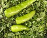 A picture of step 1 of Coriander chutney with spring onions.
