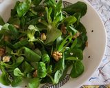 Foto del paso 1 de la receta: Ensalada sencilla de canónigos con queso y aguacate