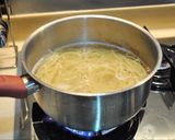 Foto langkah ke 2 dari resep Tuna Sosis Spaghetti Cepat & Gampang (1 porsi).