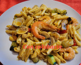 Foto del paso 13 de la receta: Plumas con langostinos, almejas y verduritas