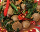 รูปขั้นตอนการทำที่ 2 ของ ผัดเผ็ดลูกชิ้นใบกะเพรา