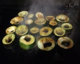Une image de l'étape 6 de Courgettes grillées caramélisées aux épices espagnoles.
