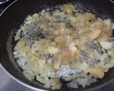 Foto del paso 2 de la receta: Tortilla🍆🧀 rellena🌯 de berenjena tatemada, cebolla🌰, queso🍐 y pera🥙🫓🧀