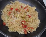 Foto langkah ke 5 dari resep Omlet Mie Super Mudah.