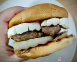 Foto del paso 6 de la receta: Burger de Butifarra de Cebolla Caramelizada con Queso de Cabra Cabra y Mermelada de Pétalos de Rosa