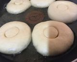 Gambar langkah 4 resipi Donat Coklat.