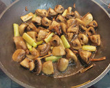 Foto del paso 4 de la receta: Ajos Tiernos (Ajetes) con Champiñones