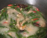 Foto langkah ke 2 dari resep Tumis kacang kuah telur.