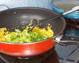 Foto langkah ke 5 dari resep Kwetiau Goreng Jamur Pedas.