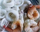 รูปขั้นตอนการทำที่ 2 ของ กุ้งหมึกผัดพริกกระเทียม