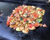Une image de l'étape 9 de Légumes du jardin à l'oignon rouge et épices orientales (recette plancha).