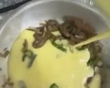 صورة لخطوة 5 من وصفة -بيض بالسجق ودبس الرمان 🍳🥓!