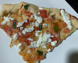Foto del paso 4 de la receta: Pizza casera de tomate, queso de cabra y albahaca fresca
