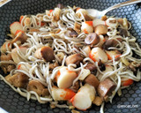 Foto del paso 4 de la receta: Salteado de gulas, surimi y champiñones al ajillo
