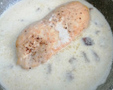 Foto del paso 5 de la receta: Pollo con salsa de setas y queso