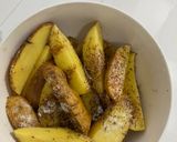صورة لخطوة 1 من وصفة بطاطا ودجيز منزلي سريع ولذيذ 😋 🥔