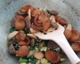 Foto langkah ke 3 dari resep Nasi gila (sosis, bakso, telur).
