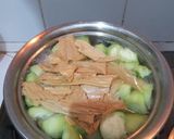 Foto langkah ke 3 dari resep Sop Oyong Kembang Tahu.