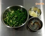 รูปขั้นตอนการทำที่ 1 ของ กุ้งผัดดอกไม้กวาด