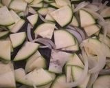 Foto del paso 1 de la receta Revuelto de calabacín y cebolla #huevos