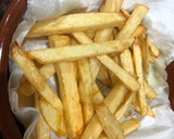Foto del paso 5 de la receta: Salchichas cocidas con vino patatas fritas y huevo frito