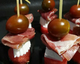 Foto del paso 7 de la receta: Brochetas de sandía, jamón, queso y cherrys