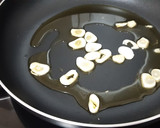 Foto del paso 2 de la receta: Gulas al ajillo con huevo escalfado