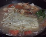 Foto langkah ke 7 dari resep Autentik Seafood Tom Yam.