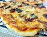 Foto del paso 8 de la receta Pizza de cebolla y boletus con sobrasada y piñones a la miel