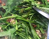 รูปขั้นตอนการทำที่ 4 ของ ผัดผักบุ้งไก่สับ