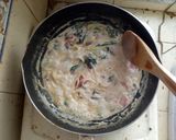Foto langkah ke 5 dari resep Creamy Carbonara with Steamed Honey Barbeque Chicken and Sausage.