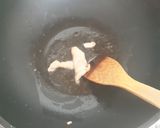 รูปขั้นตอนการทำที่ 3 ของ ไก่ผัดรากชู หอมชู/หอมซู สมุนไพรอาข่า, ไทใหญ่