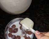 A picture of step 2 of Choco chips milk.