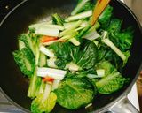 Foto langkah ke 3 dari resep Sawi tumis tomat.